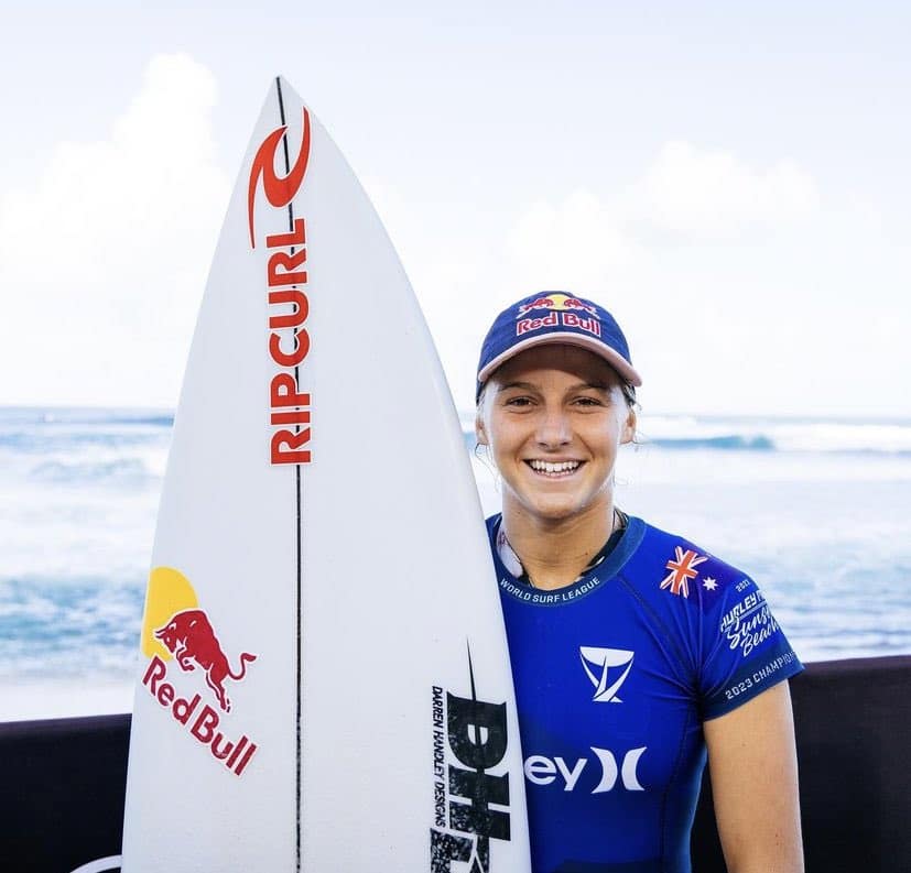 Molly Picklum: Quem é a australiana que hoje lidera o surfe feminino?