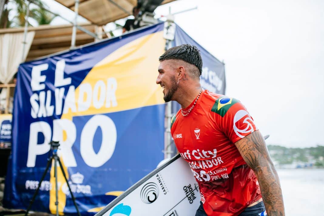 Gabriel Medina bate Filipe Toledo e atinge feito inédito na carreira