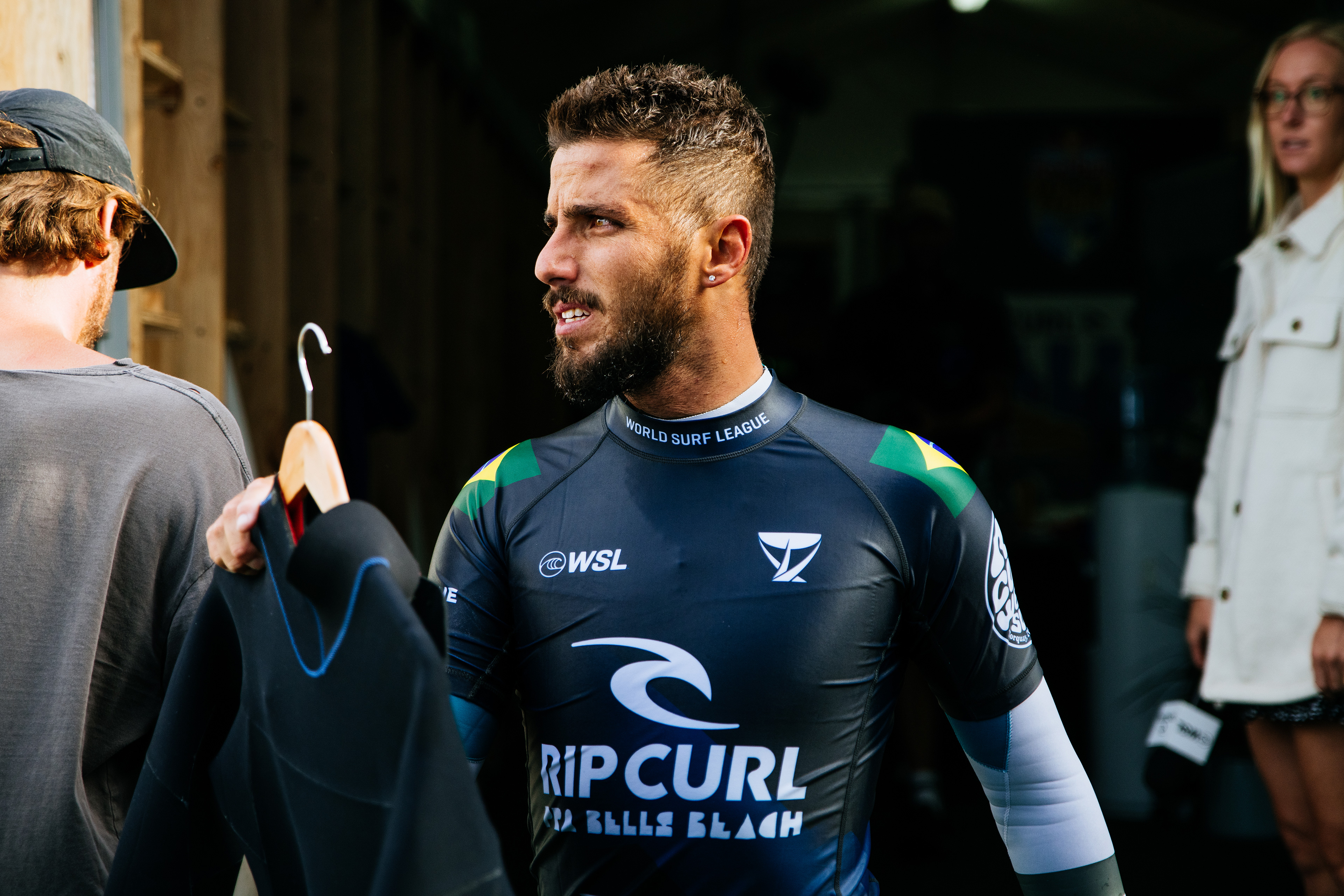 Filipe Toledo deixa o Rio Pro de muletas após eliminação