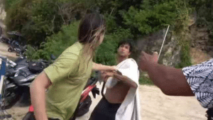 “Achei que era homem”: surfista brasileiro é flagrado dando soco em atleta norte-americana