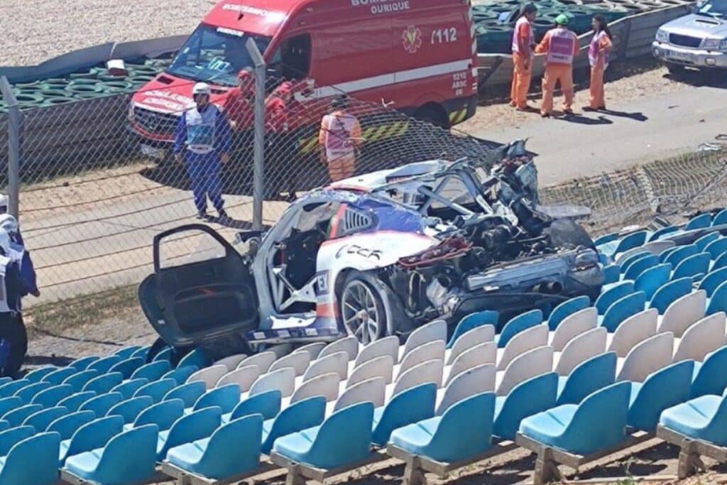 Porsche capota e voa sobre arquibancada em acidente impressionante; confira o vídeo