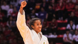 Judô: brasileira conquista medalha de ouro com golpe impressionante no último segundo