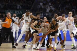 Partida de basquete entre Real Madrid e Partizan acaba em pancadaria e atletas são punidos; veja