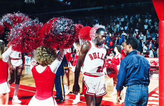 Diretor de “Air” explica por que Michael Jordan é deixado de segundo plano no filme