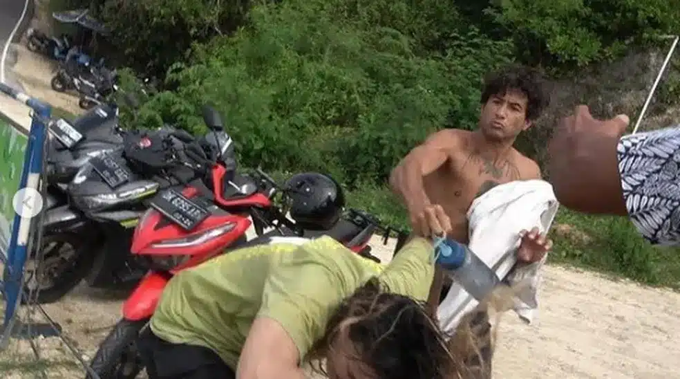 surfista brasileiro agride norte-americana