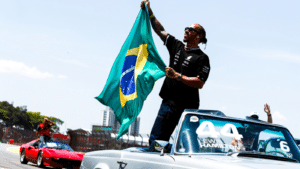 “Foi um sinal para todos no Brasil”, Lewis Hamilton fala sobre quando imitou o gesto de Ayrton Senna