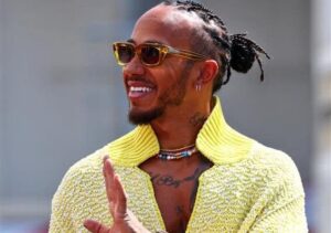 Novo estilo do Lewis Hamilton causa alvoroço nas redes sociais