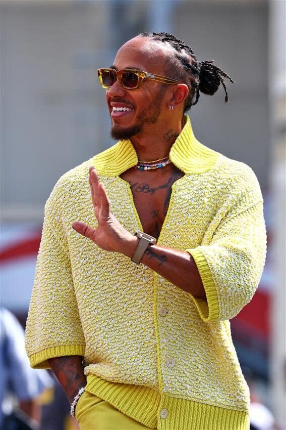 Novo estilo do Lewis Hamilton causa alvoroço nas redes sociais
