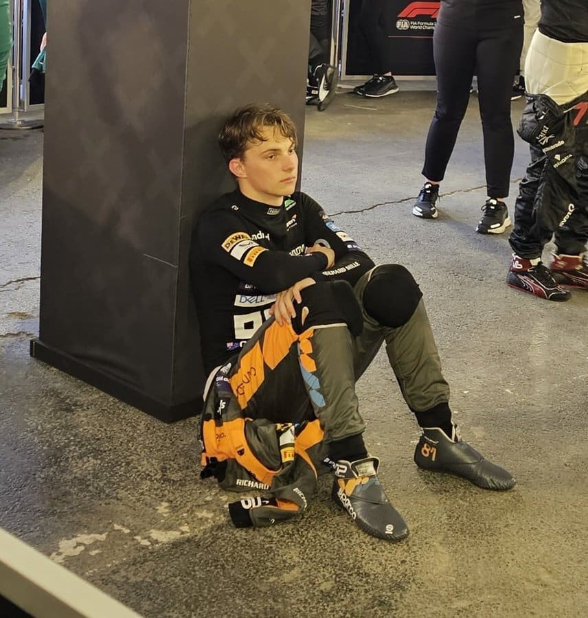 Piloto da Fórmula 1 enfrenta problemas estomacais em dia decisivo