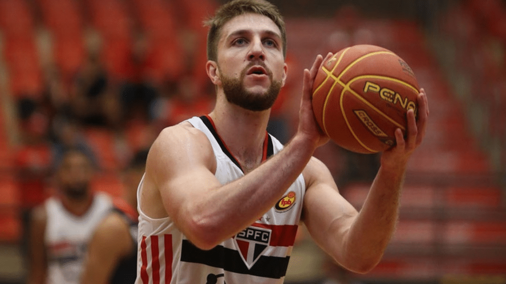 Lucas Siewert abre o jogo sobre diferenças entre São Paulo e Corinthians no Basquete