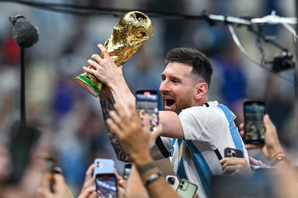 Carlos Alcaraz fatura prêmio Laureus e iguala Lionel Messi