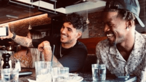 De olho nos Playoffs! Gabriel Medina aparece na torcida por astro da NBA