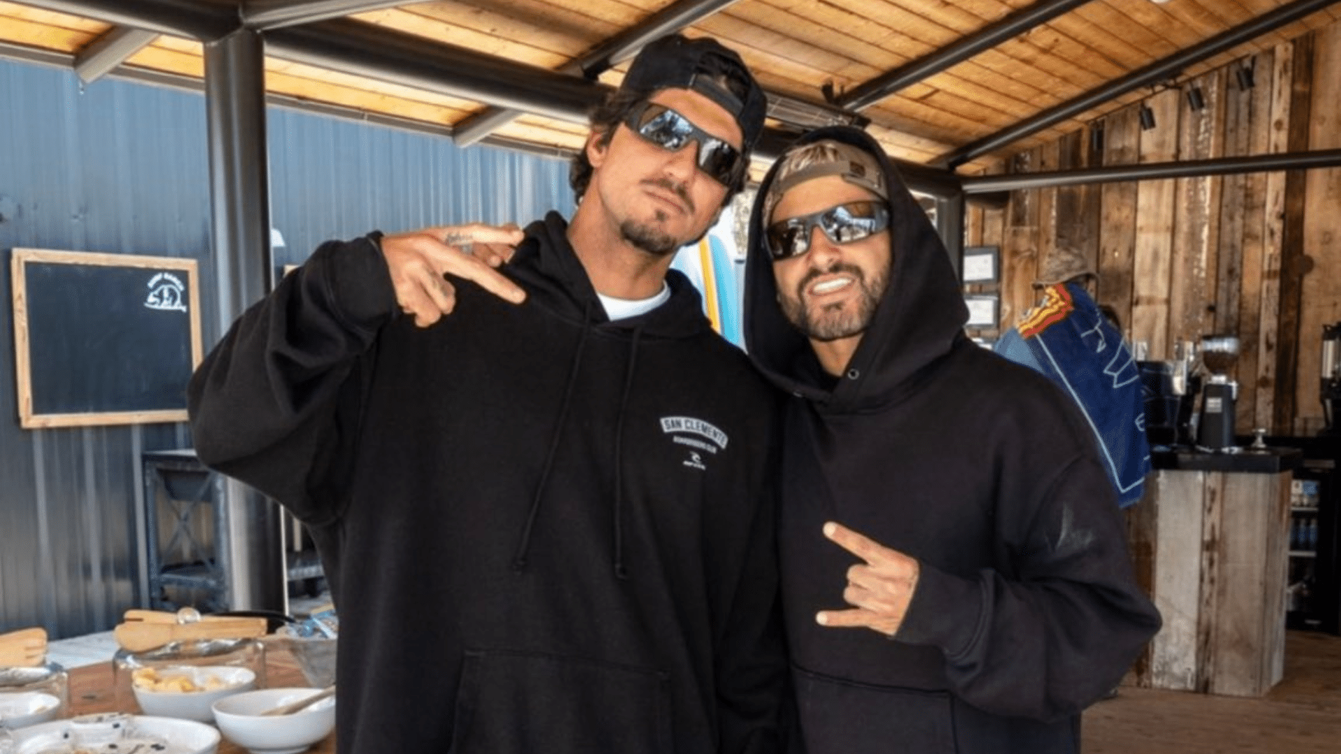 Gabriel Medina x Yago Dora no ping-pong! Confira os bastidores da BrazilianStorm no Surf Ranch
