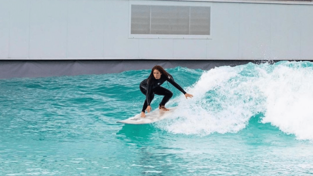 Waka Waka! Shakira aparece surfando e surpreende com habilidade