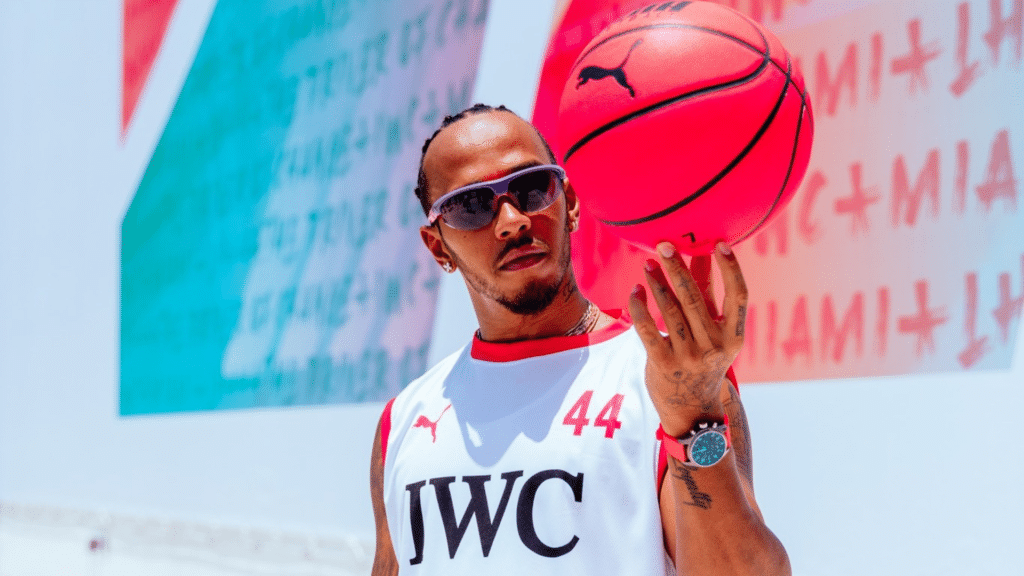 F1: Vai jogar os Playoffs da NBA? Lewis Hamilton esbanja habilidade em Miami