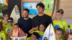 Lendas do Surf! Gabriel Medina e Adriano de Souza se encontram em projeto social