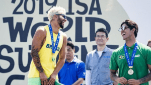 Gabriel Medina zoa novo visual de Italo Ferreira em post: “Cabelo foi pra máquina”