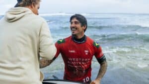 Gabriel Medina arrasa havaiano e garante vaga nas quartas de final em Teahupo’o