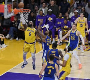 Piloto da F1 rouba a cena em disputa entre Lakers e Warriors