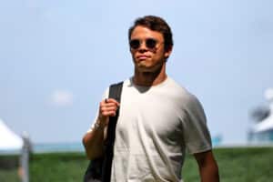 F1: “De Vries está enfrentando a rotina típica da Red Bull”, afirmou Hill