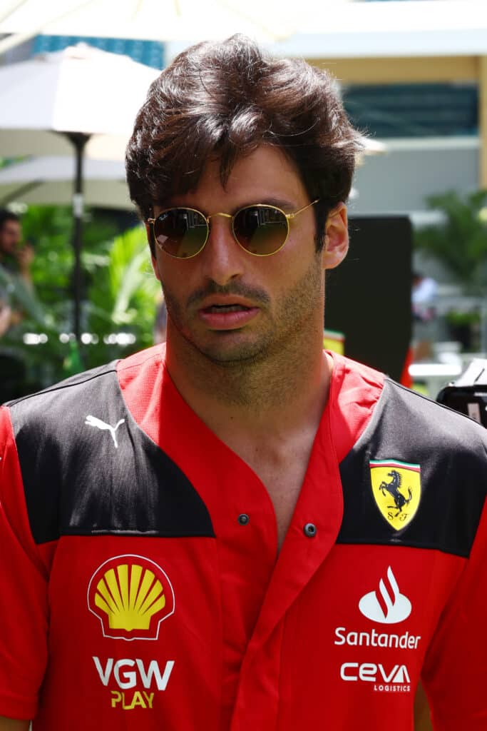 Sainz diz estar pronto para o GP de Mônaco após rumores de lesão na perna