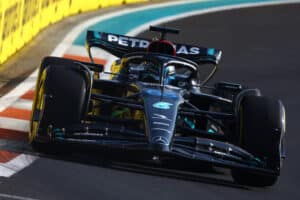 Mercedes surpreende e lidera primeiro treino em Miami