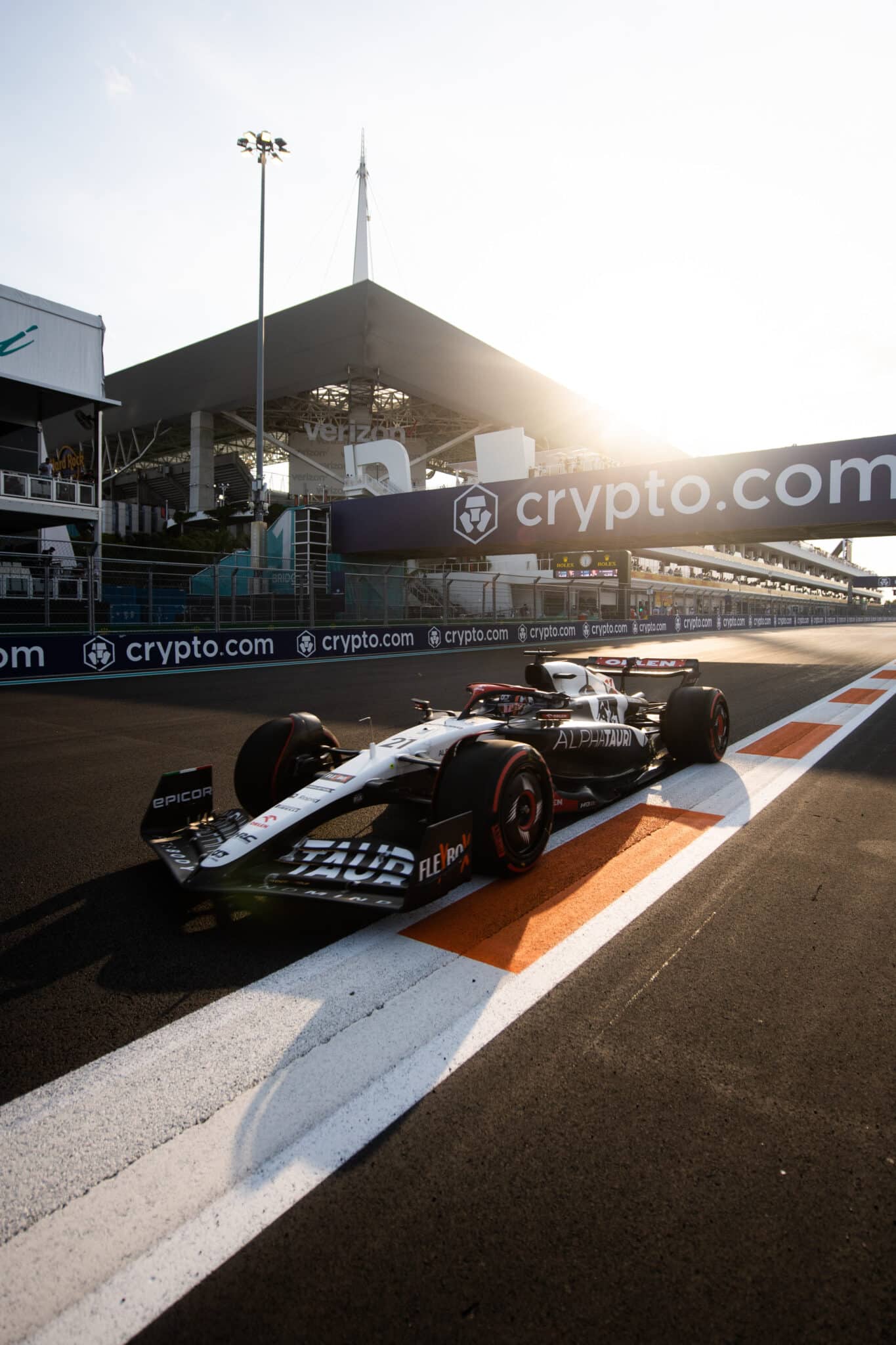 F1: “De Vries está enfrentando a rotina típica da Red Bull”, afirmou Hill