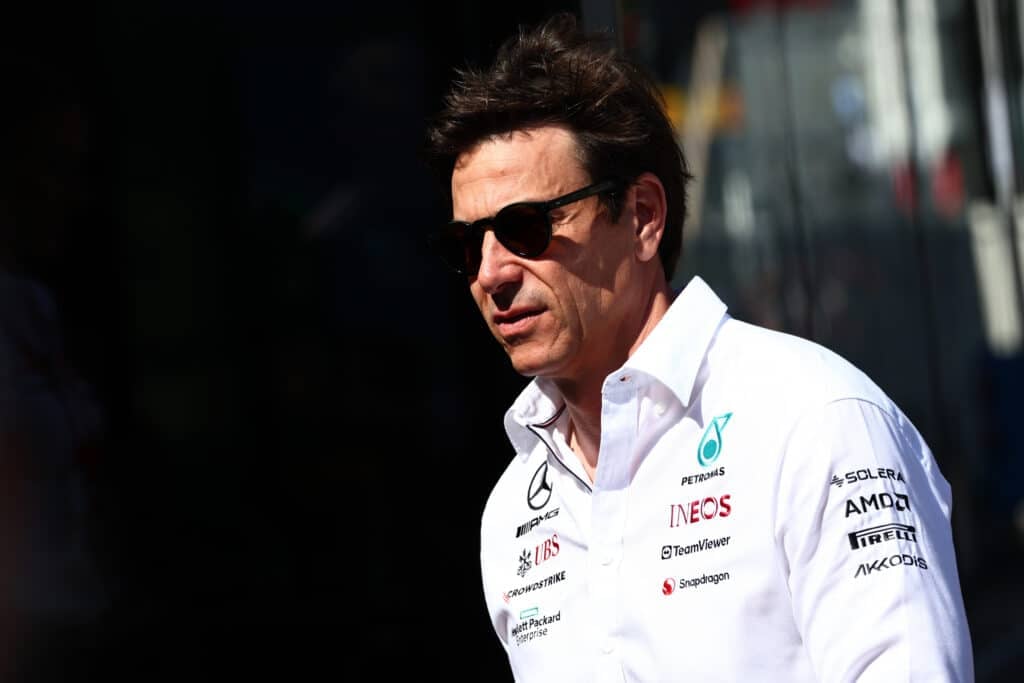 Wolff diz que Mercedes nem discutiu pedido de Russell para passar Hamilton