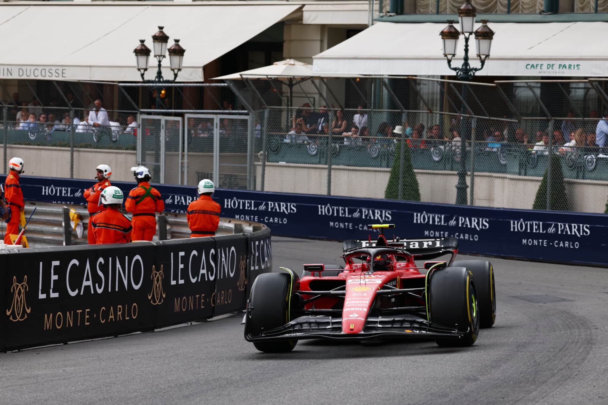 Sainz explica discussão com a Ferrari e erro próprio nos pit stops em Mônaco
