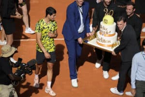 Carlos Alcaraz ganha bolo de aniversário e busca grande feito em Madrid