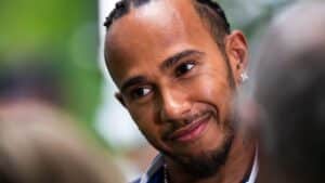 Tempero latino: Lewis Hamilton é flagrado em passeio romântico com estrela da música
