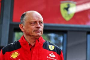 “Às vezes o erro acontece”, Vasseur sai em defesa de Charles Leclerc; confira