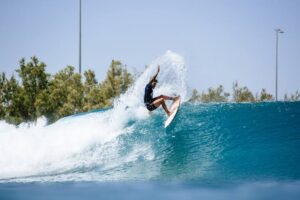 Gabriel Medina cai diante de Ethan Ewing e está fora do Surf Ranch