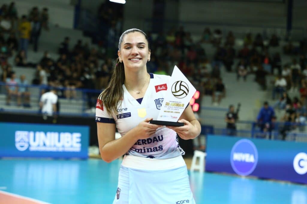 Julia Kudiess do Gerdau Minas com o prêmio de melhor da partida (Divulgação/Eliezer Esportes/Praia Clube)