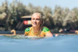 Tatiana Weston-Webb cai diante de Carissa Moore nas semifinais do Surf Ranch