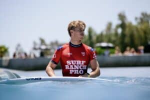 Bateria insana! Ethan Ewing avança contra Caio e Waida na melhor do primeiro dia