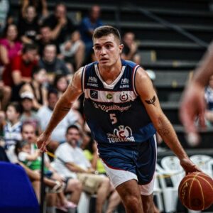 Augusto Cabral jogando pelo Pato Basquete