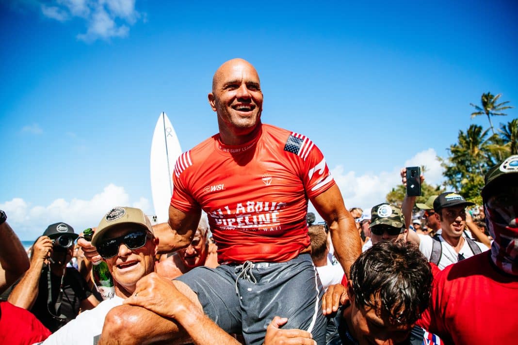 (Vídeo) Kelly Slater leva candidato à presidência dos Estados Unidos para surfar