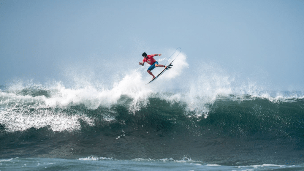 Gabriel Medina surpreende em duelo de titãs contra Kelly Slater em El Salvador