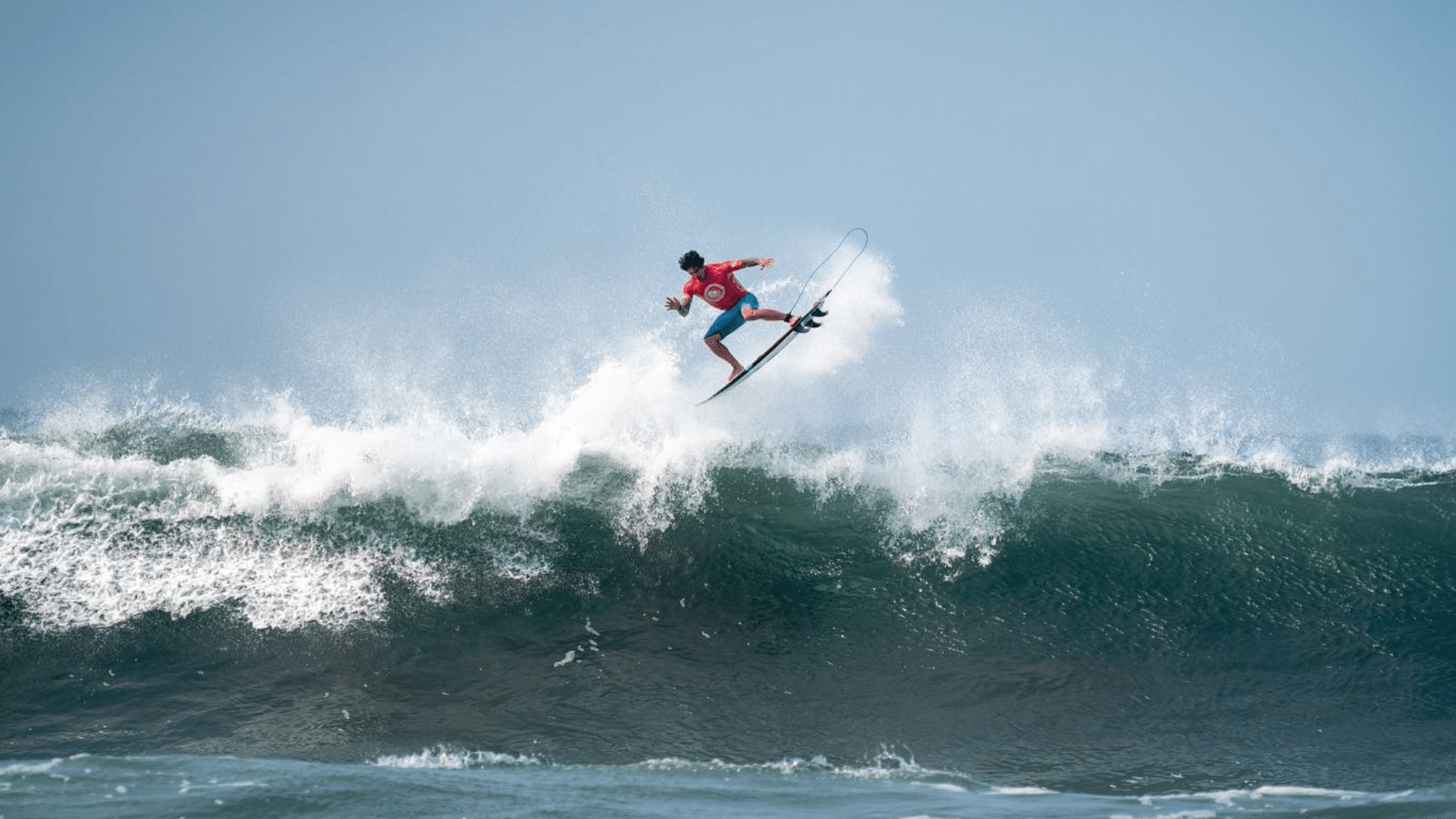 Gabriel Medina surpreende em duelo de titãs contra Kelly Slater em El Salvador