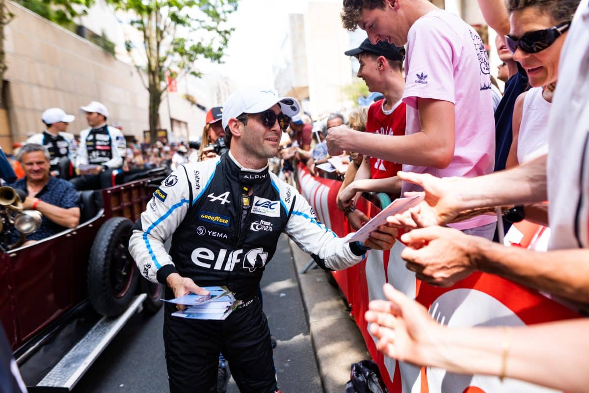 Melhor brasileiro nas 24 Horas de Le Mans, André Negrão comemora desempenho