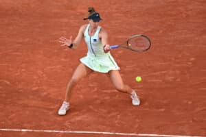 Torcida em Paris grita o nome de Bia Haddad