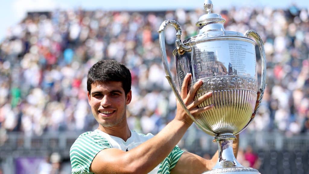 Carlos Alcaraz vence torneio em Queens, retorna a liderança do ranking e conquista feito impressionante