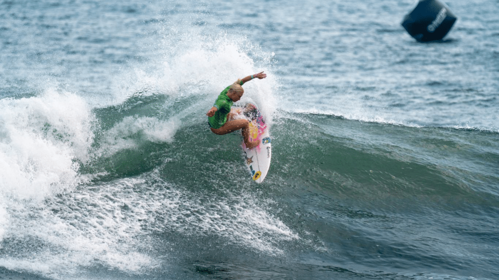 Aéreo estratosférico de Gabriel Medina garante o brasileiro como destaque no Isa Games