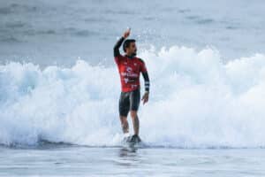 Filipe Toledo avança em bateria com duelo de brasileiros no Surf City El Salvador Pro