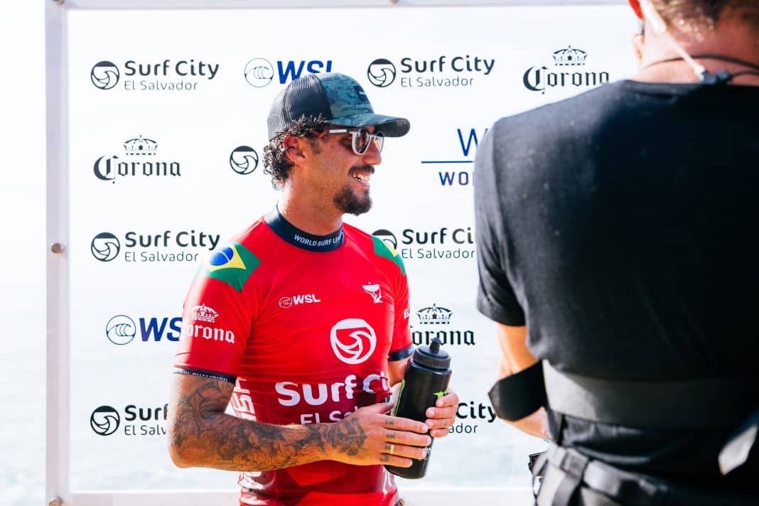 No modo econômico! Filipe Toledo se poupa e é eliminado em Teahupo’o