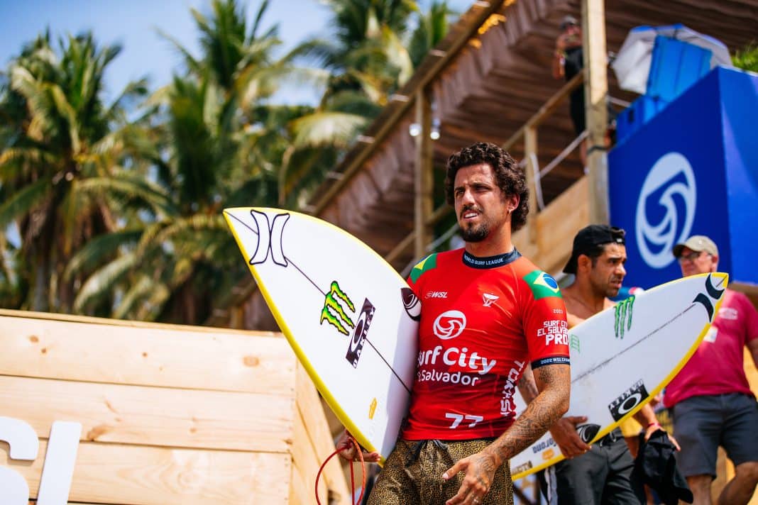 Filipe Toledo destrói em sua bateria e avança até à final em El Salvador