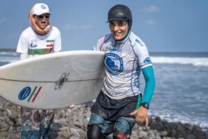 Surfista supera preconceito e se torna primeira mulher iraniana a surfar no ISA Games