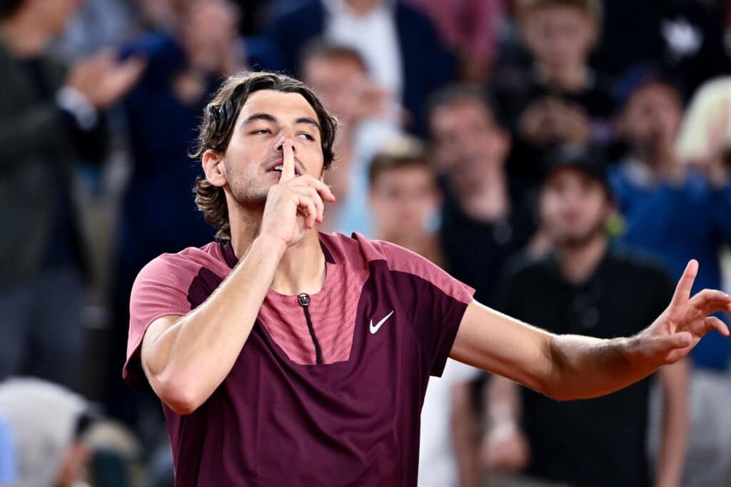 Taylor Fritz é vaiado e ironiza a torcida após classificação em Roland-Garros