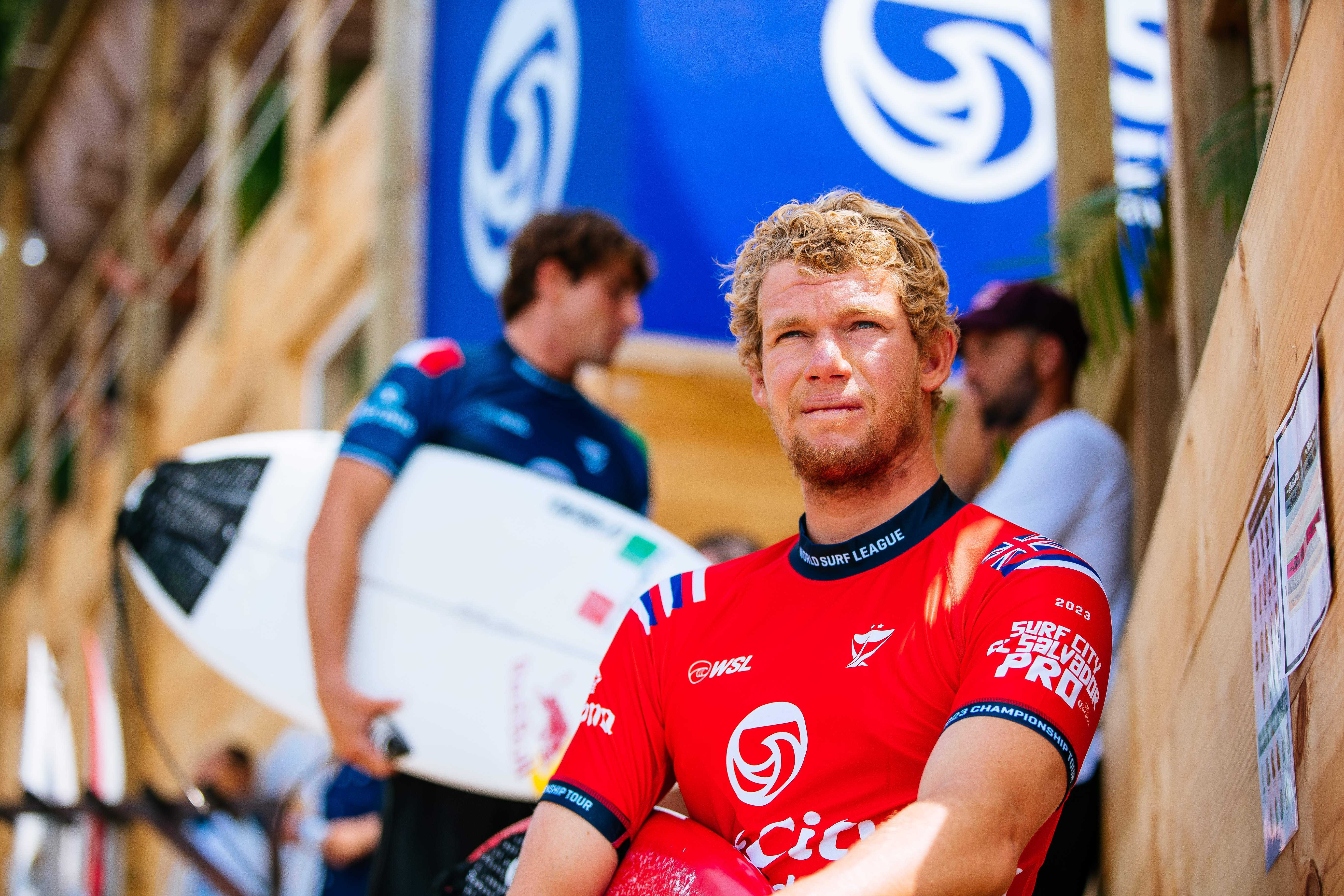 John John Florence dá aula de surfe para crianças em Saquarema